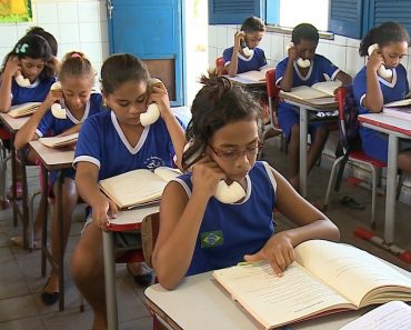 Professora usa telefone feito de cano para ensinar pronúncia e estimular leitura de alunos no Piauí