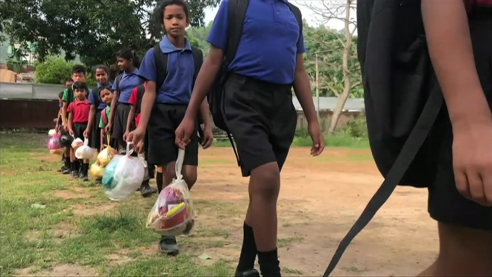 A escola onde crianças pagam mensalidade com plástico