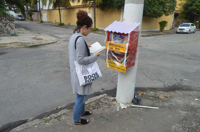 Moradores de Niterói criam "casinha" de livros para promover a leitura