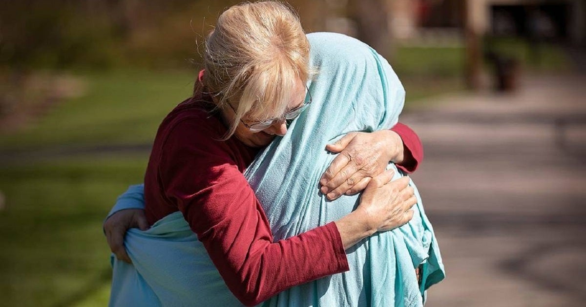 Enfermeira usa lençol para poder abraçar a mãe e comove a web