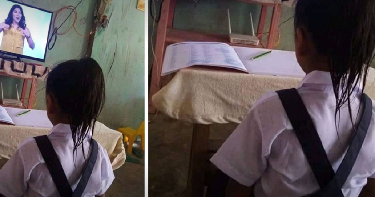 Menina é fotografada vestindo seu uniforme para participar de aulas virtuais.